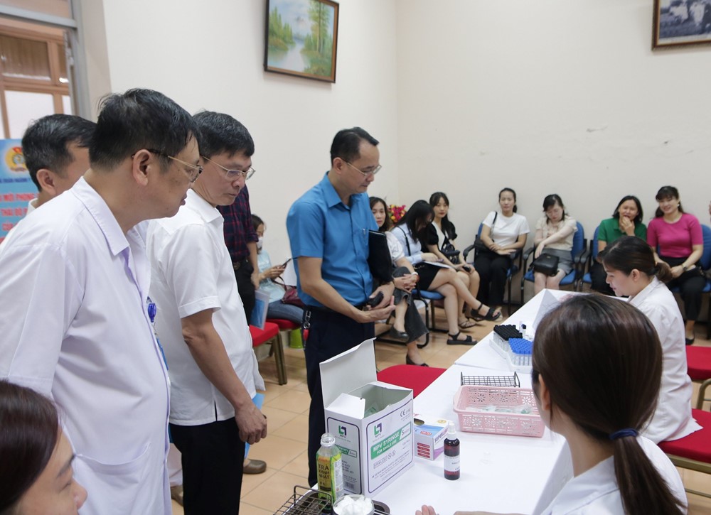 Khám sức khỏe miễn phí cho 100 nữ đoàn viên, người lao động có hoàn cảnh khó khăn - ảnh 1