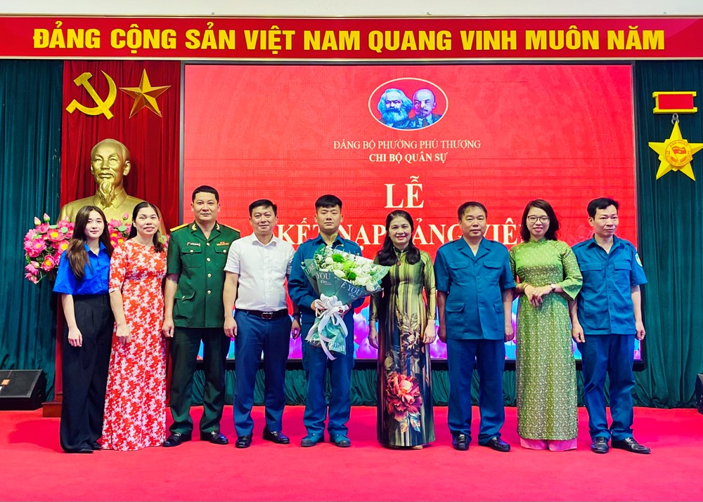 Chi bộ Quân sự phường Phú Thượng kết nạp đảng viên mới - ảnh 3