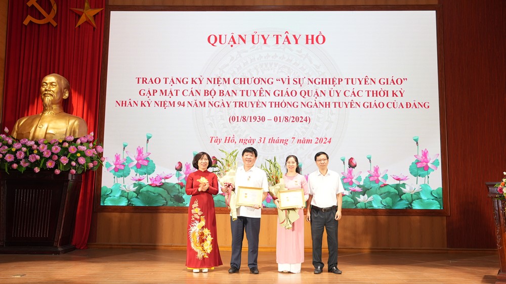 Quận uỷ Tây Hồ: Không ngừng đổi mới, nâng cao chất lượng, hiệu quả công tác tư tưởng của Đảng bộ - ảnh 2