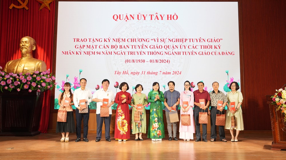 Quận uỷ Tây Hồ: Không ngừng đổi mới, nâng cao chất lượng, hiệu quả công tác tư tưởng của Đảng bộ - ảnh 4