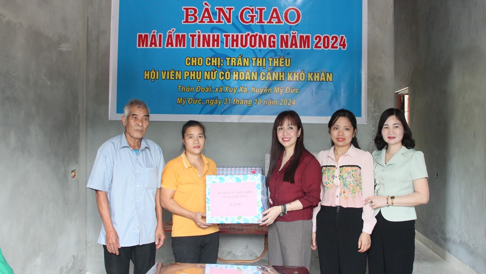 Hội LHPN Hà Nội: Trao mái ấm tình thương giúp hội viên phụ nữ ổn định cuộc sống - ảnh 4