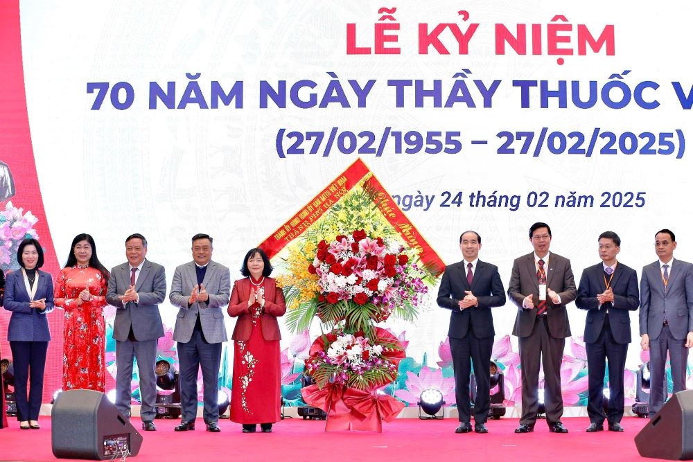Y tế Thủ đô vươn mình mạnh mẽ, phát triển vững vàng - ảnh 1