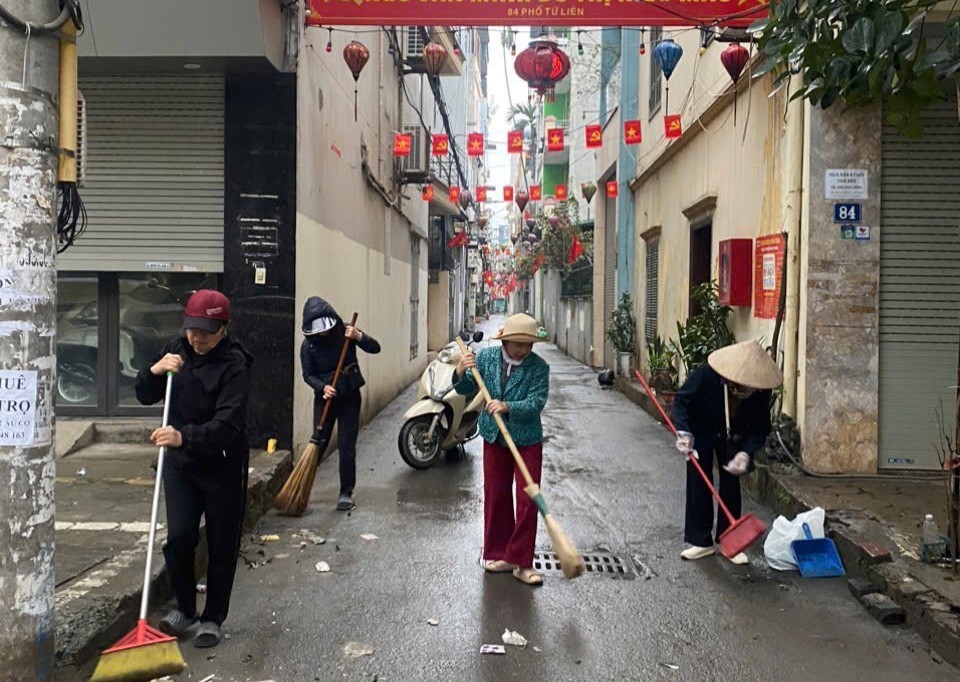 Quận Tây Hồ: Đồng loạt ra quân tổng vệ sinh môi trường, hưởng ứng phong trào “Cuối tuần xanh” - ảnh 6