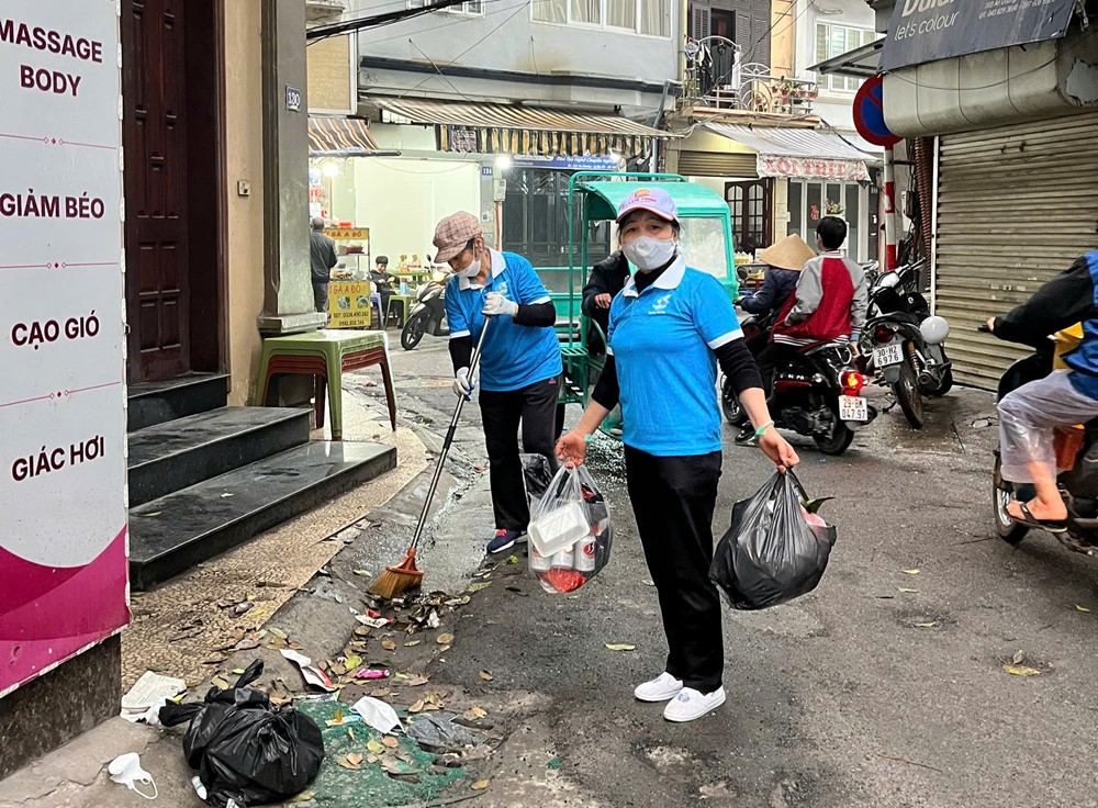 Quận Tây Hồ: Đồng loạt ra quân tổng vệ sinh môi trường, hưởng ứng phong trào “Cuối tuần xanh” - ảnh 1