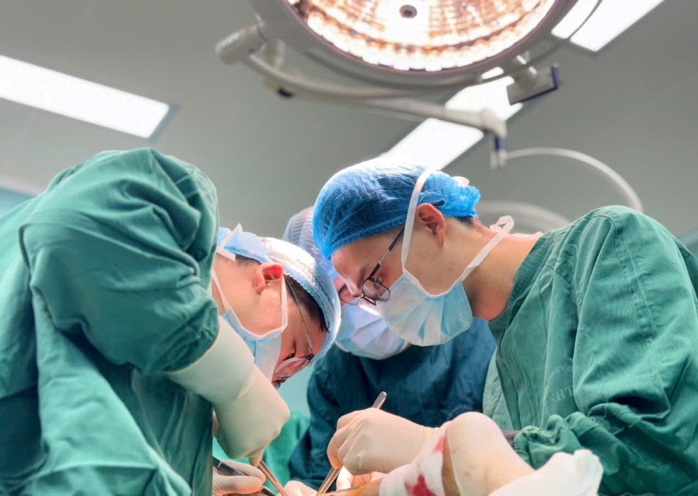 Bệnh viện Bệnh Nhiệt đới Trung ương phẫu thuật tạo hình thành công cho bệnh nhân bị chó cắn - ảnh 1