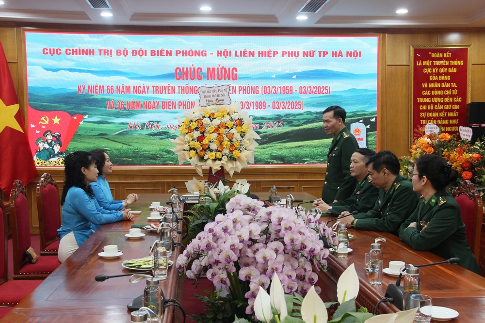 Hội LHPN Hà Nội thăm, chúc mừng Cục Chính trị Bộ đội Biên phòng nhân kỷ niệm 66 năm ngày truyền thống - ảnh 3