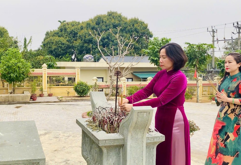 Hội LHPN Hà Nội dâng hương tưởng niệm các Anh hùng Liệt sĩ tại huyện Đan Phượng - ảnh 1