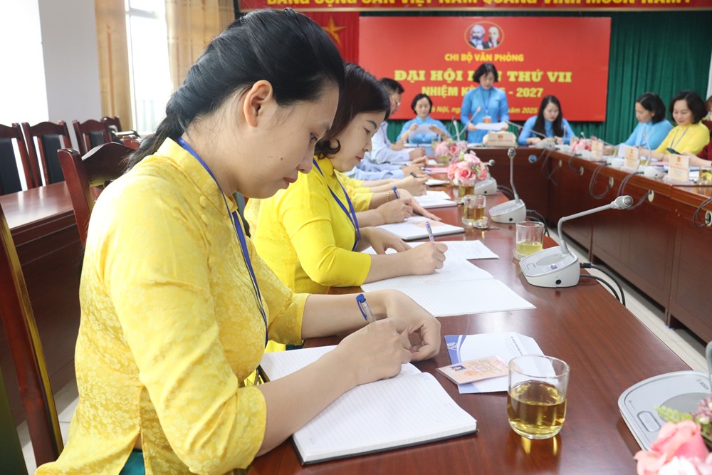 Đại hội Chi bộ Văn phòng Hội LHPN Hà Nội: Đoàn kết, đổi mới để phát triển bền vững - ảnh 9