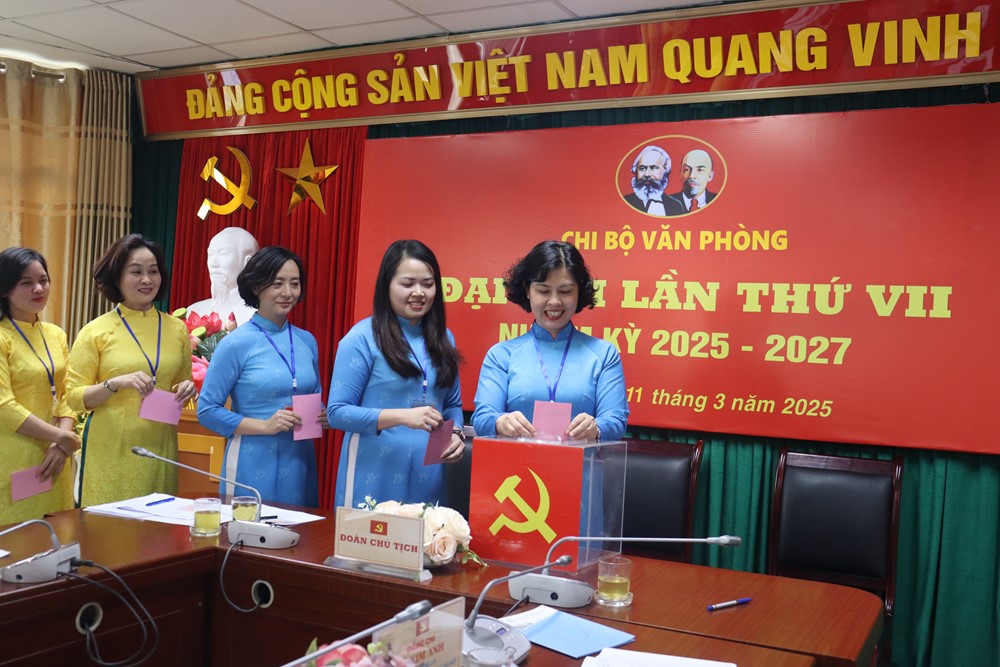 Đại hội Chi bộ Văn phòng Hội LHPN Hà Nội: Đoàn kết, đổi mới để phát triển bền vững - ảnh 3