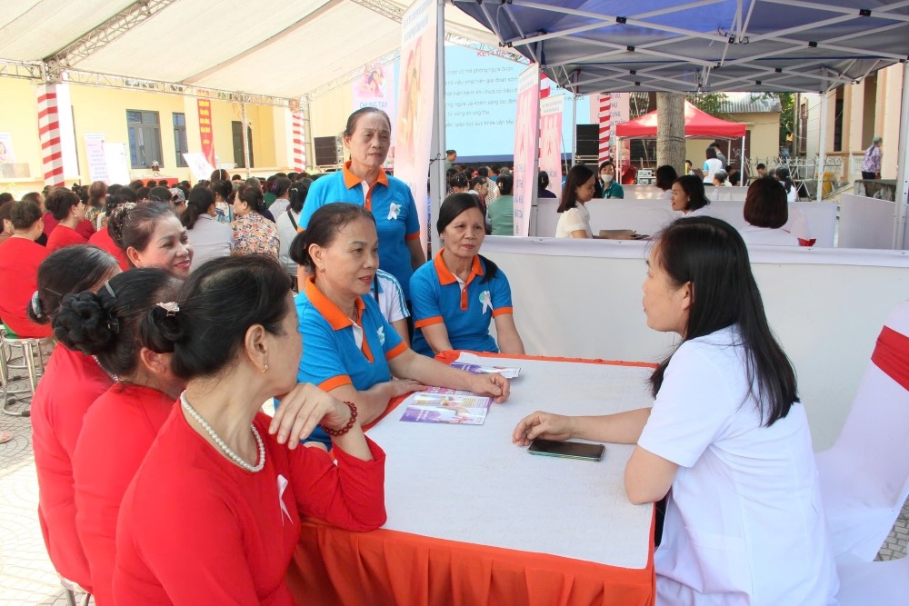 Gần 57.000 phụ nữ tại Hà Nội sẽ được khám miễn phí ung thư vú, cổ tử cung trong năm 2025 - ảnh 1