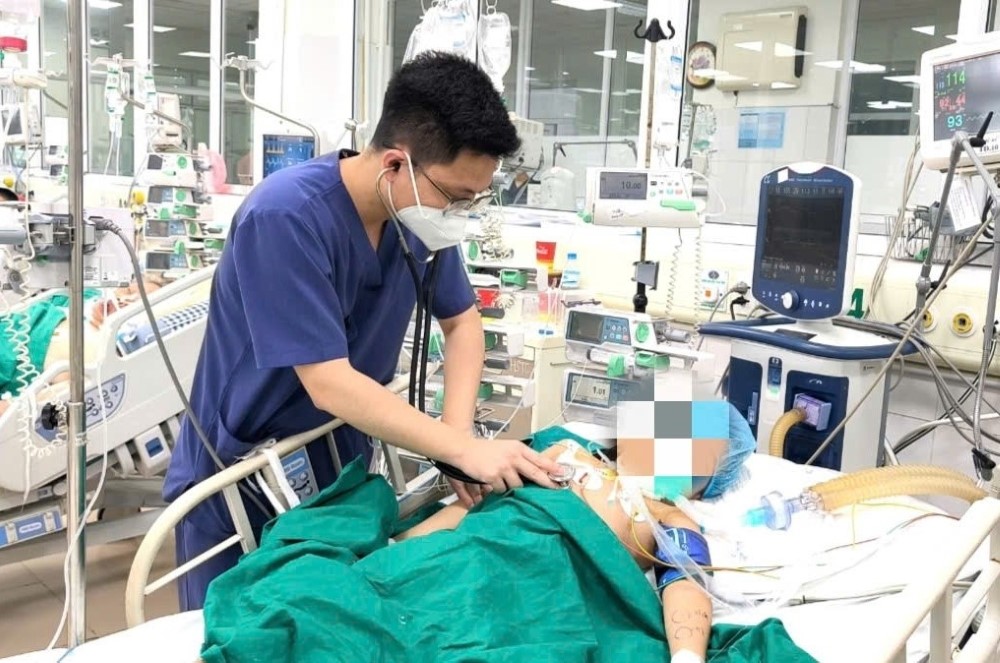 Bé gái 7 tuổi nguy kịch vì uốn ván sau khi bị thanh gỗ đâm vào chân - ảnh 1