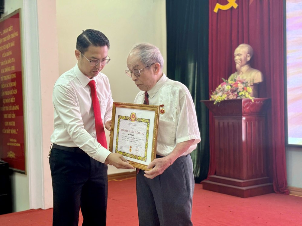 Phường Yên Phụ: Trao Huy hiệu Đảng và nhìn lại chặng đường 10 năm học Bác - ảnh 2
