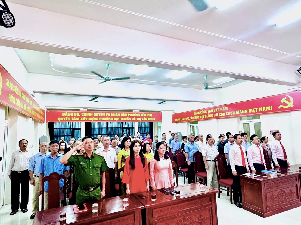 Phường Yên Phụ: Trao Huy hiệu Đảng và nhìn lại chặng đường 10 năm học Bác - ảnh 1