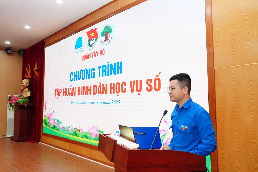 Người cao tuổi quận Tây Hồ làm chủ công nghệ với “Bình dân học vụ số“ - ảnh 1
