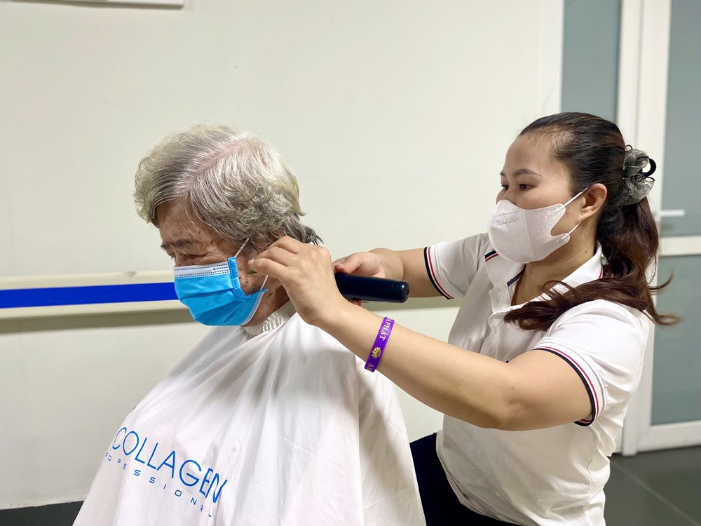 Bệnh viện Hữu Nghị lan tỏa yêu thương từ hoạt động cắt tóc miễn phí - ảnh 1