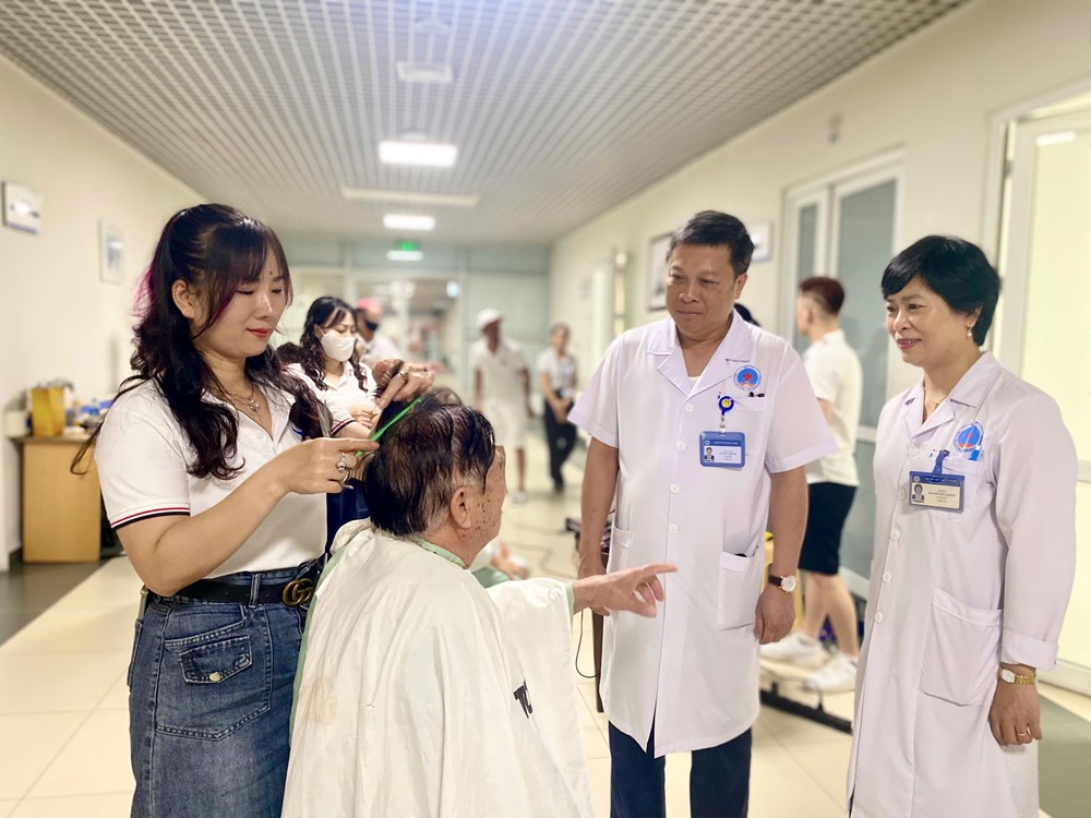 Bệnh viện Hữu Nghị lan tỏa yêu thương từ hoạt động cắt tóc miễn phí - ảnh 2