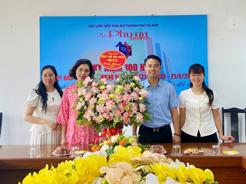 Quận Tây Hồ: Thăm, chúc mừng báo chí nhân 100 năm ngày Báo chí Cách mạng Việt Nam - ảnh 2