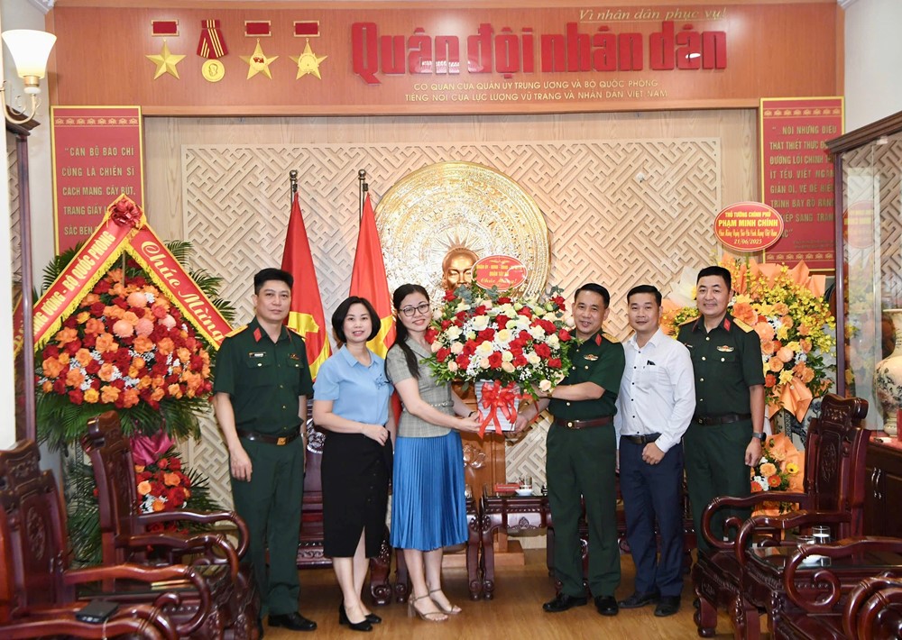 Quận Tây Hồ: Thăm, chúc mừng báo chí nhân 100 năm ngày Báo chí Cách mạng Việt Nam - ảnh 3