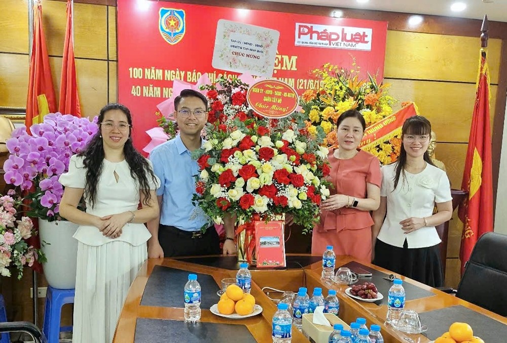 Quận Tây Hồ: Thăm, chúc mừng báo chí nhân 100 năm ngày Báo chí Cách mạng Việt Nam - ảnh 7