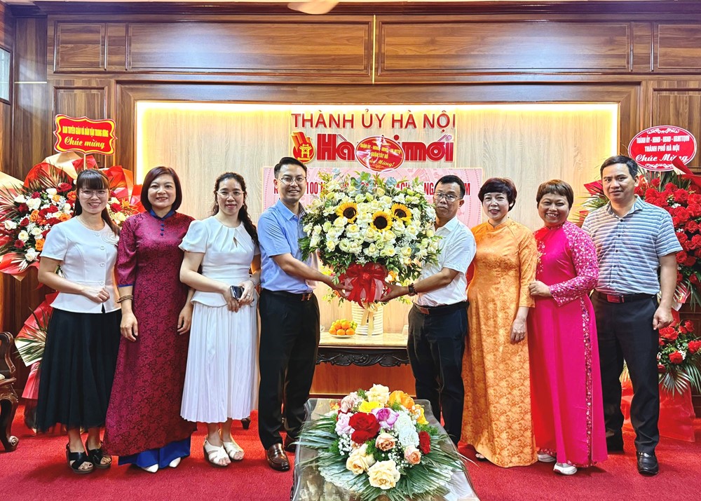 Quận Tây Hồ: Thăm, chúc mừng báo chí nhân 100 năm ngày Báo chí Cách mạng Việt Nam - ảnh 4