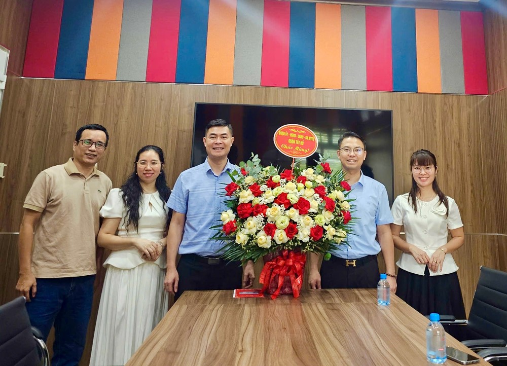 Quận Tây Hồ: Thăm, chúc mừng báo chí nhân 100 năm ngày Báo chí Cách mạng Việt Nam - ảnh 5