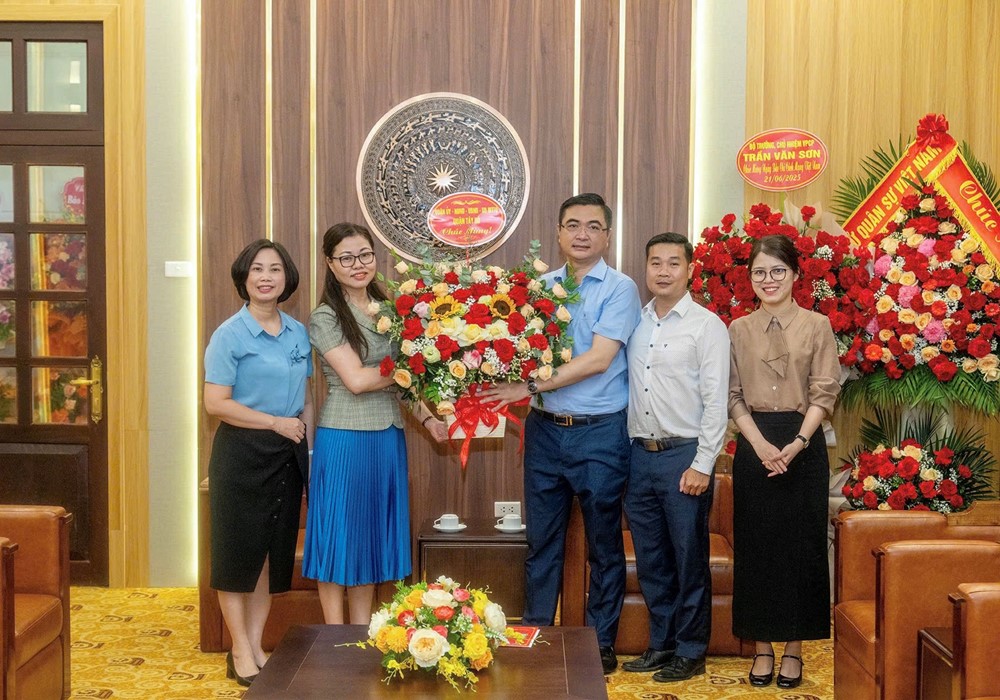 Quận Tây Hồ: Thăm, chúc mừng báo chí nhân 100 năm ngày Báo chí Cách mạng Việt Nam - ảnh 1