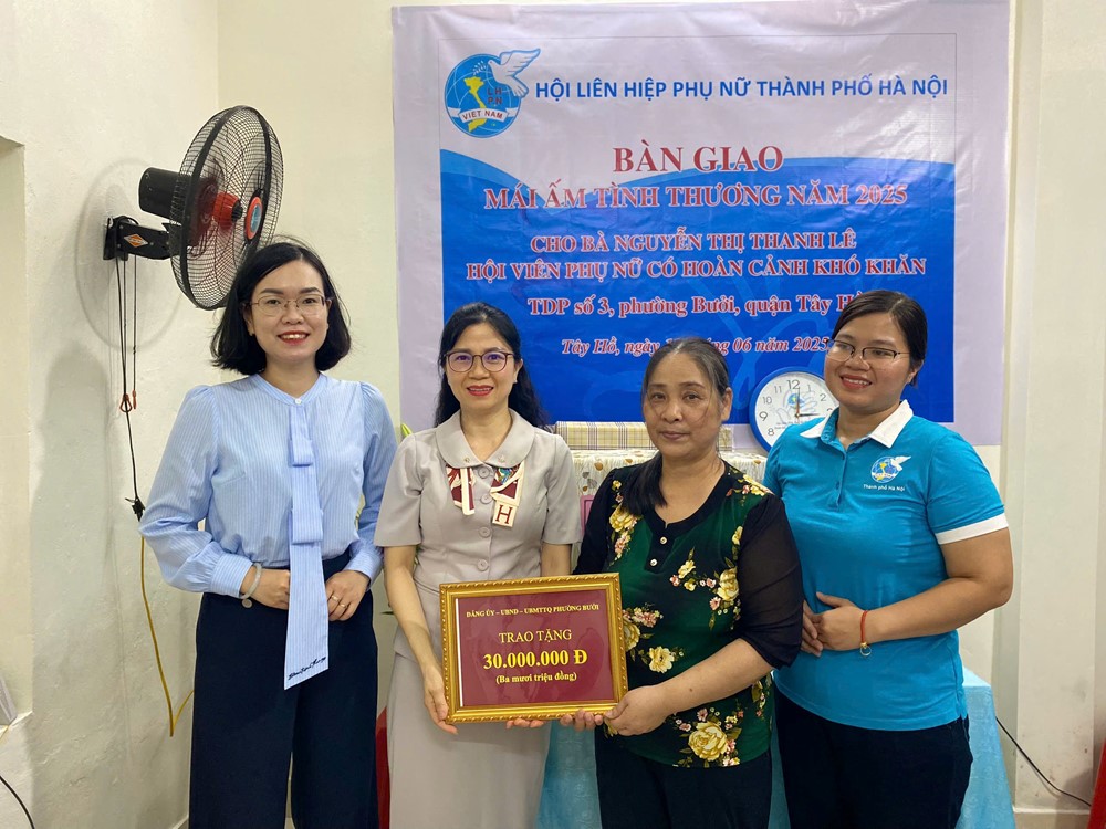 Bàn giao “Mái ấm tình thương” cho hội viên phụ nữ khó khăn phường Bưởi, quận Tây Hồ - ảnh 4