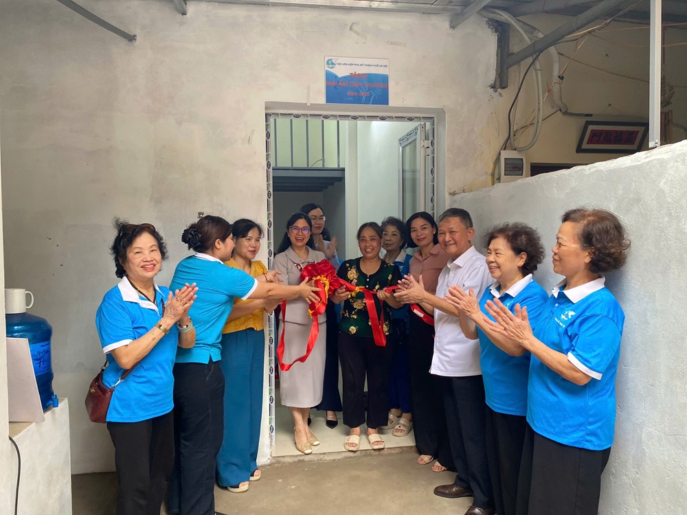 Bàn giao “Mái ấm tình thương” cho hội viên phụ nữ khó khăn phường Bưởi, quận Tây Hồ - ảnh 2