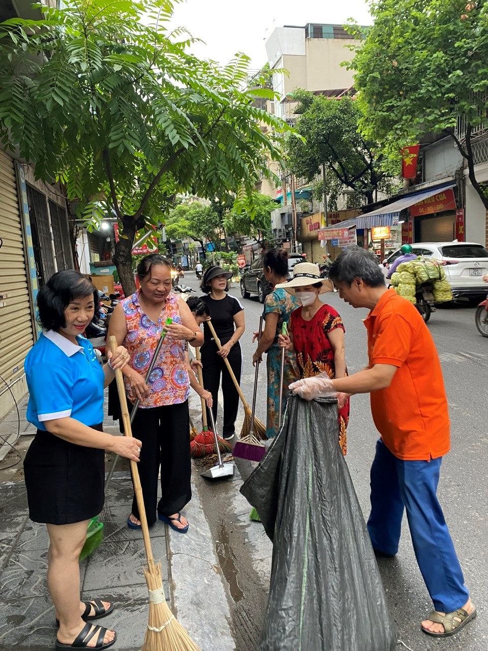 Hội LHPN phường Tây Hồ (mới) sôi nổi ra quân tổng vệ sinh môi trường - ảnh 3