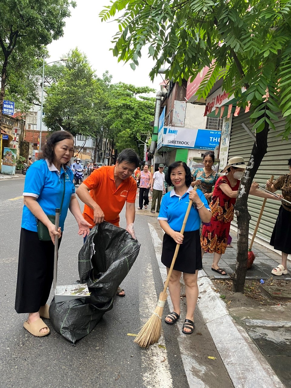 Hội LHPN phường Tây Hồ (mới) sôi nổi ra quân tổng vệ sinh môi trường - ảnh 1