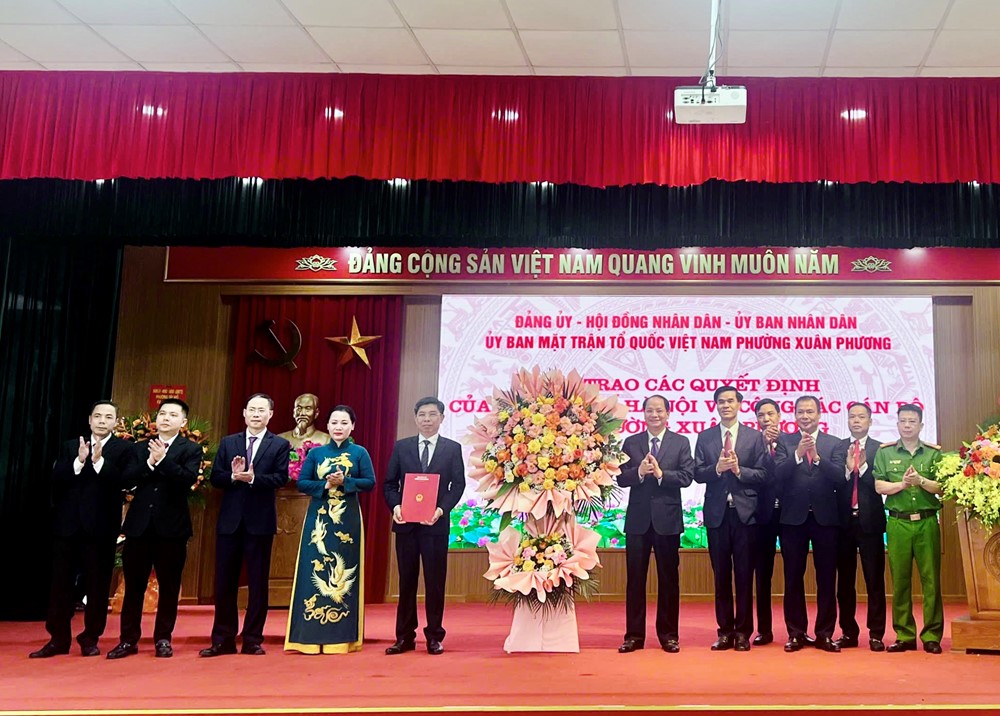 Phường Xuân Phương công bố các quyết định về công tác cán bộ sau sáp nhập - ảnh 1
