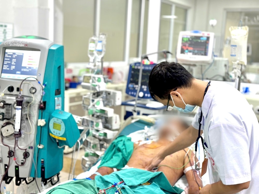 Nguy kịch sau 3 ngày ăn tiết canh: Nam thanh niên nghi nhiễm liên cầu lợn - ảnh 1