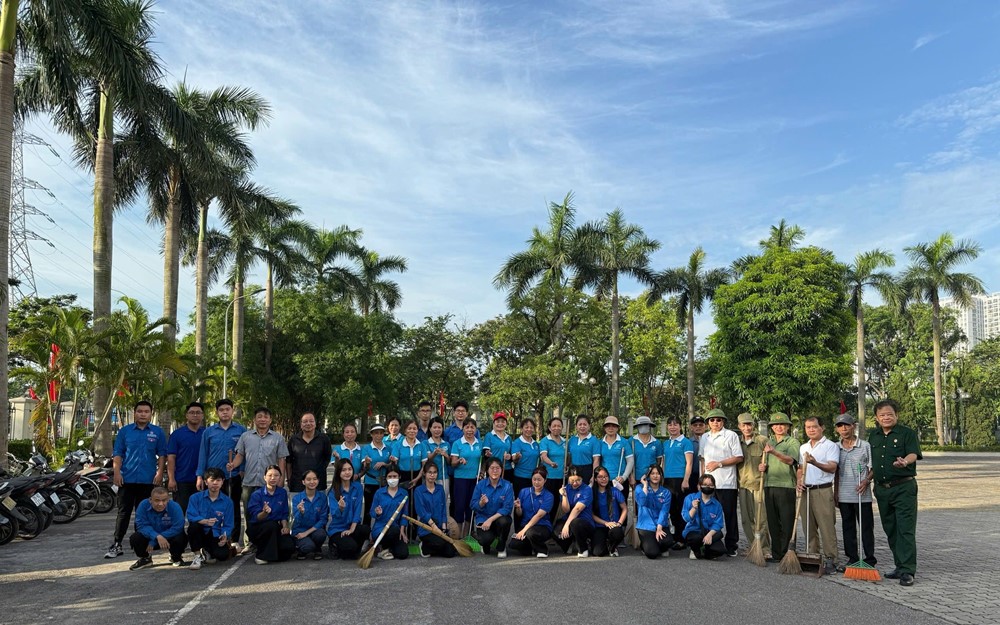 Phường Hoàng Mai ra quân vệ sinh môi trường cuối tuần - ảnh 1