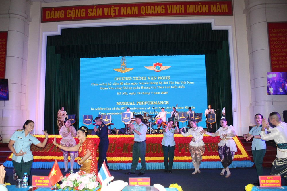 Giao lưu văn nghệ đặc biệt giữa Đoàn Văn công Không quân Thái Lan và Sư đoàn Phòng không 361 - ảnh 6