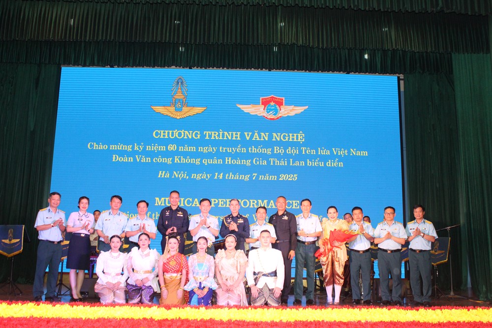Giao lưu văn nghệ đặc biệt giữa Đoàn Văn công Không quân Thái Lan và Sư đoàn Phòng không 361 - ảnh 4