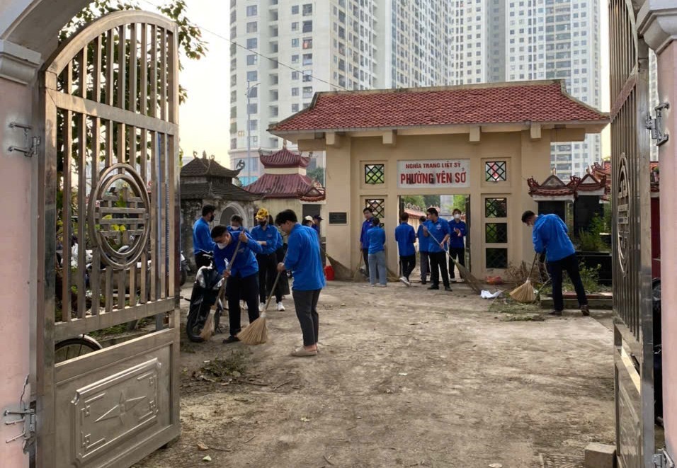 Phường Hoàng Mai ra quân “Ngày cuối tuần xanh”, tri ân Anh hùng liệt sĩ - ảnh 3