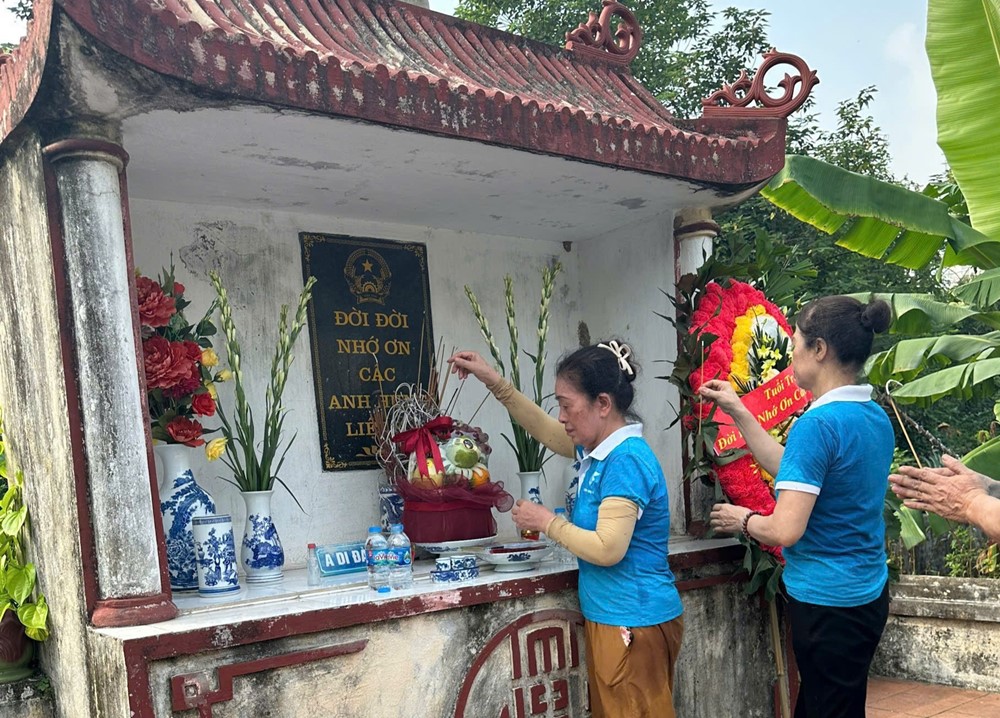 Phường Hoàng Mai ra quân “Ngày cuối tuần xanh”, tri ân Anh hùng liệt sĩ - ảnh 2