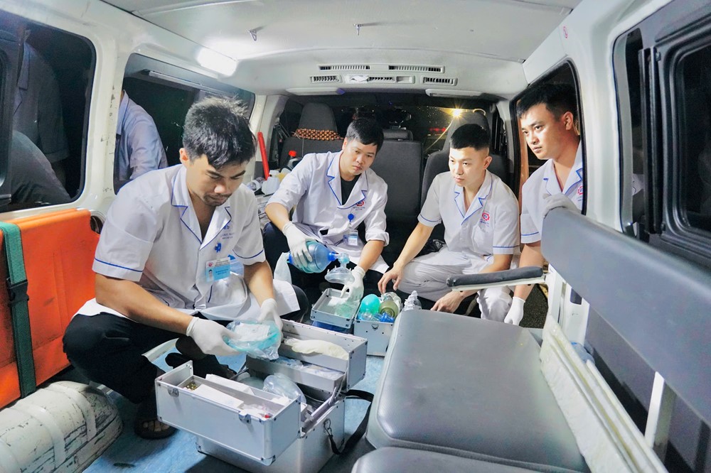 Nỗ lực cứu chữa các nạn nhân vụ lật tàu trên Vịnh Hạ Long - ảnh 1