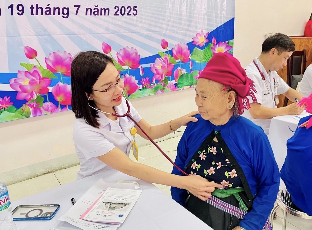 Bệnh viện Hữu Nghị khám, cấp phát thuốc miễn phí cho 300 đối tượng chính sách tại Lào Cai - ảnh 5