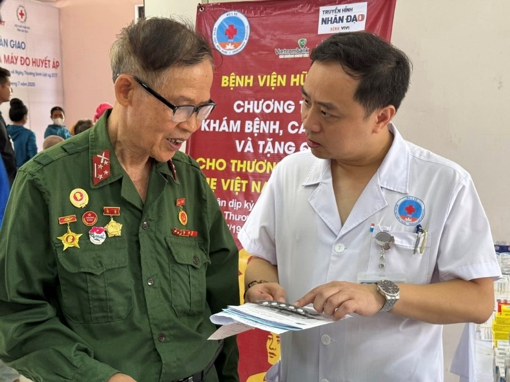 Bệnh viện Hữu Nghị khám, cấp phát thuốc miễn phí cho 300 đối tượng chính sách tại Lào Cai - ảnh 4
