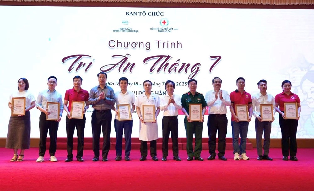 Bệnh viện Hữu Nghị khám, cấp phát thuốc miễn phí cho 300 đối tượng chính sách tại Lào Cai - ảnh 6