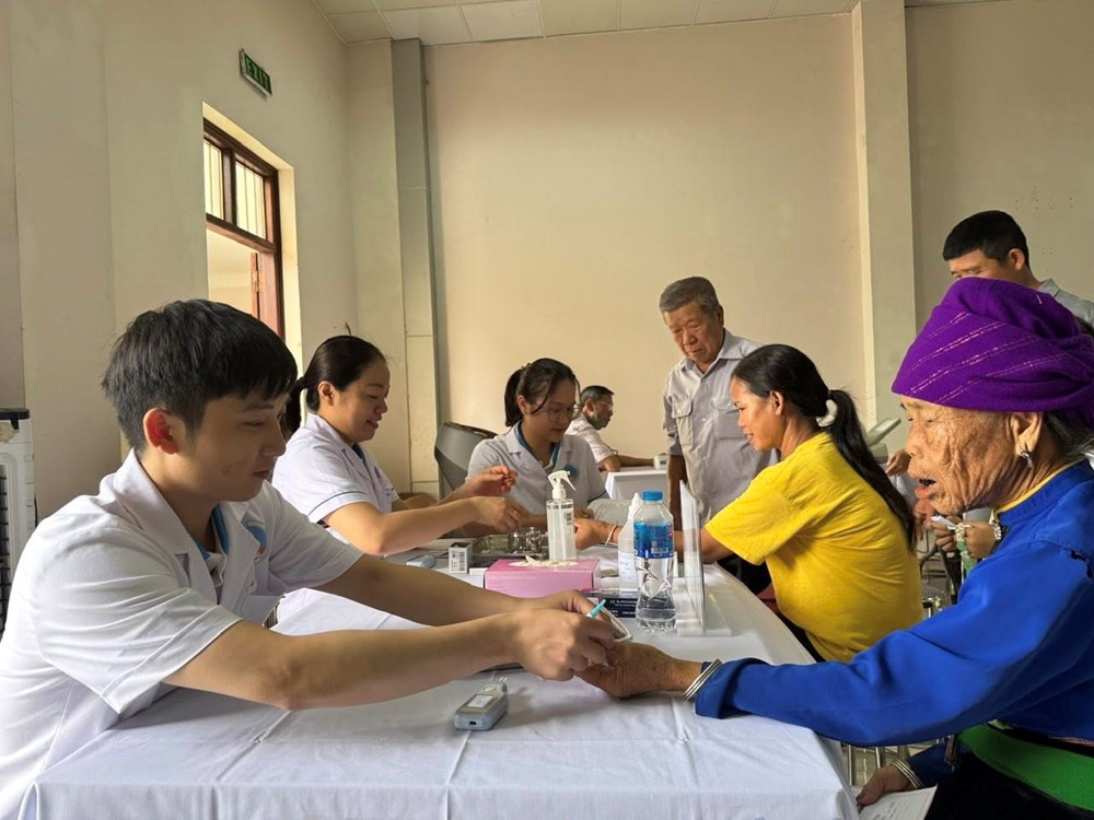 Bệnh viện Hữu Nghị khám, cấp phát thuốc miễn phí cho 300 đối tượng chính sách tại Lào Cai - ảnh 1