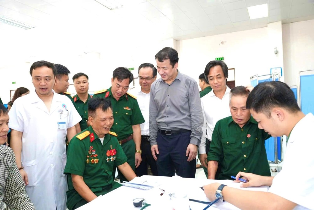 Bệnh viện Hữu Nghị khám, cấp phát thuốc miễn phí cho 300 đối tượng chính sách tại Lào Cai - ảnh 2