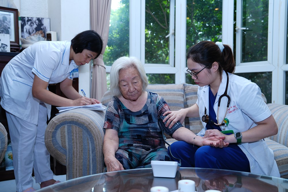 Phường Phú Thượng: Khám, chăm sóc sức khỏe cho 162 đối tượng chính sách - ảnh 4