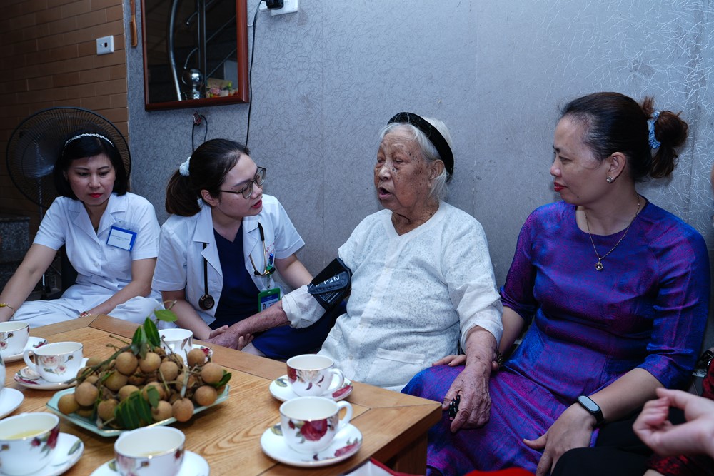 Phường Phú Thượng: Khám, chăm sóc sức khỏe cho 162 đối tượng chính sách - ảnh 2