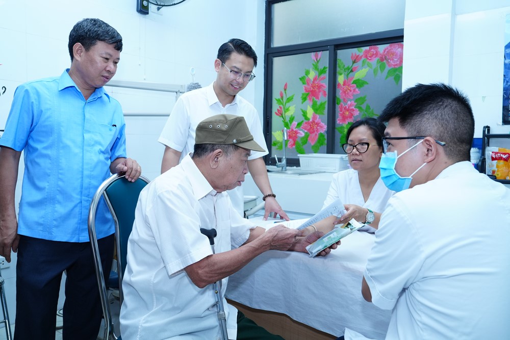 Phường Phú Thượng: Khám, chăm sóc sức khỏe cho 162 đối tượng chính sách - ảnh 5