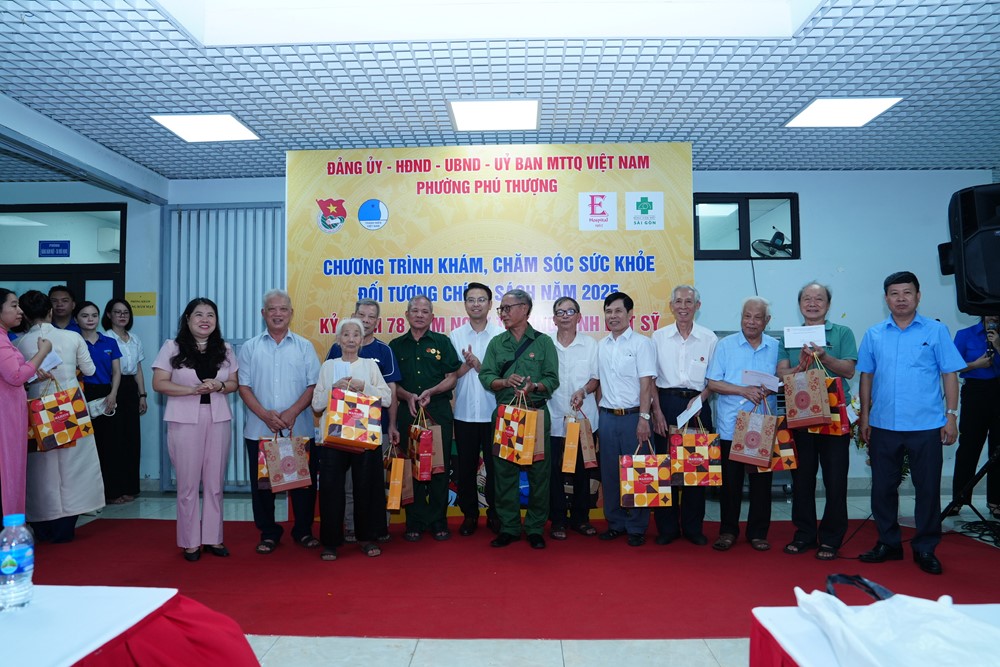 Phường Phú Thượng: Khám, chăm sóc sức khỏe cho 162 đối tượng chính sách - ảnh 1