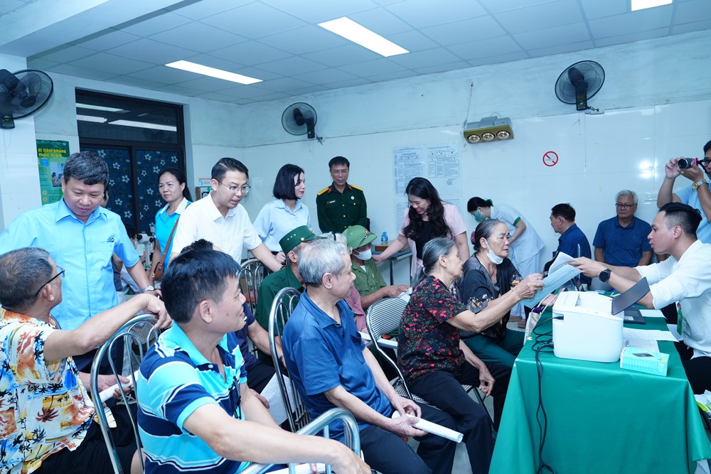 Phường Phú Thượng: Khám, chăm sóc sức khỏe cho 162 đối tượng chính sách - ảnh 3