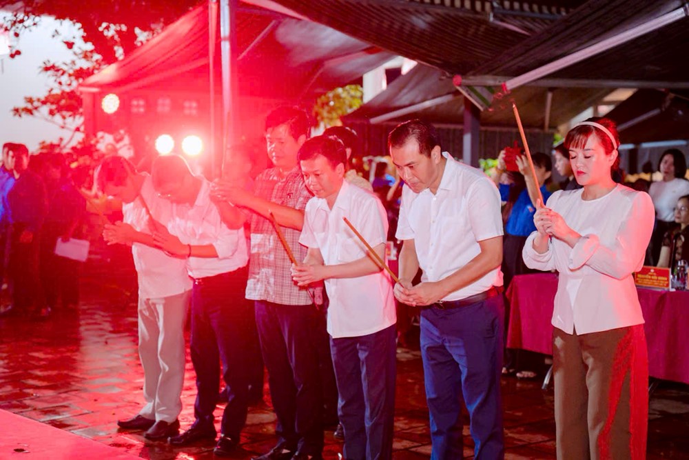 Đêm thắp nến thiêng liêng ở phường Tây Hồ - ảnh 1