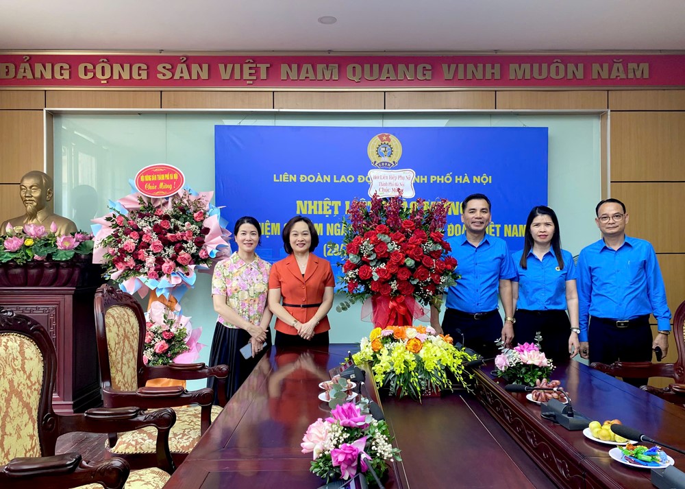 Hội LHPN TP Hà Nội chúc mừng ngày thành lập Liên đoàn Lao động Việt Nam - ảnh 1